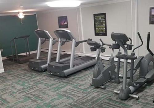 A gym with exercise equipment at 布罗姆利家 apartments for rent